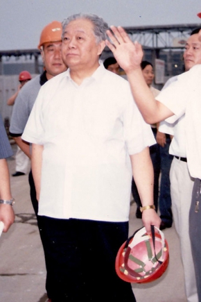 2000年8月16日，第十屆全國人大常委會副委員長（時任國家經(jīng)貿(mào)委主任）盛華仁（中）蒞臨公司視察。